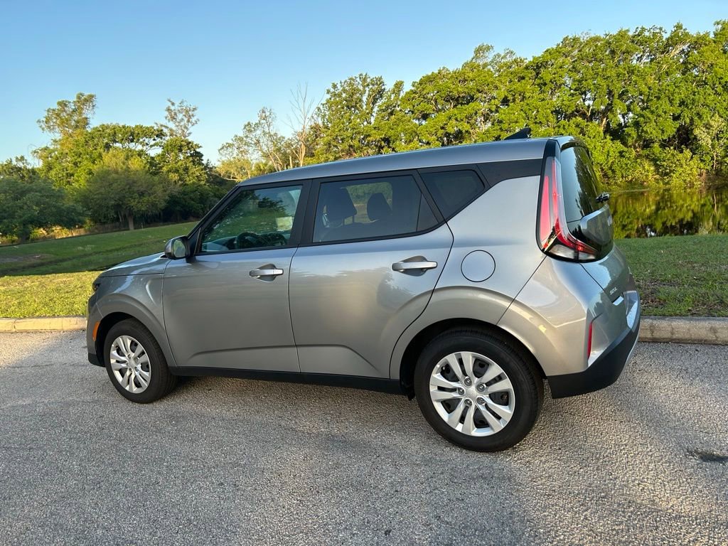 Used 2025 Kia Soul LX image 3