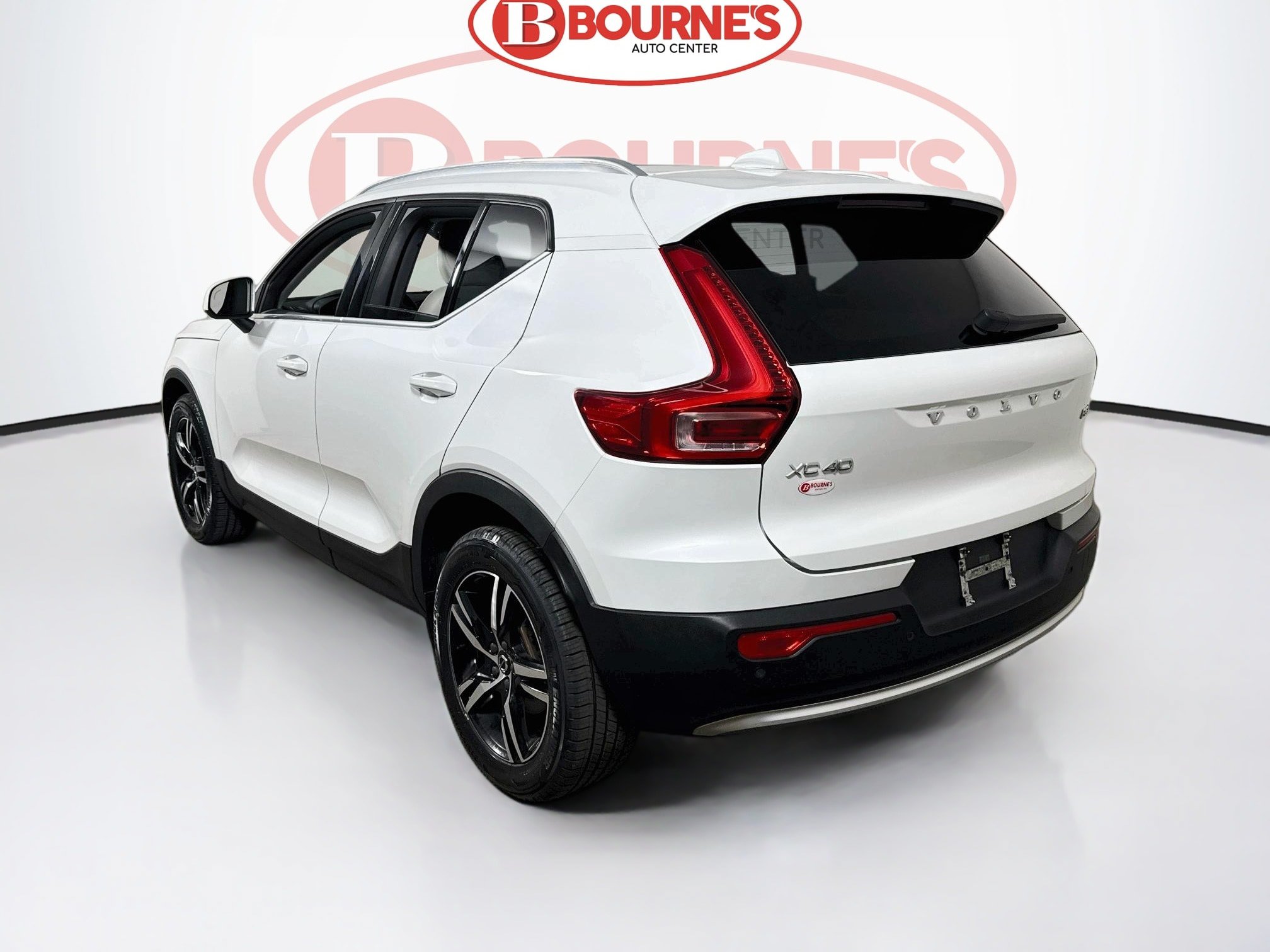 Used 2023 Volvo XC40 B5 Plus AWD/4WD image 10