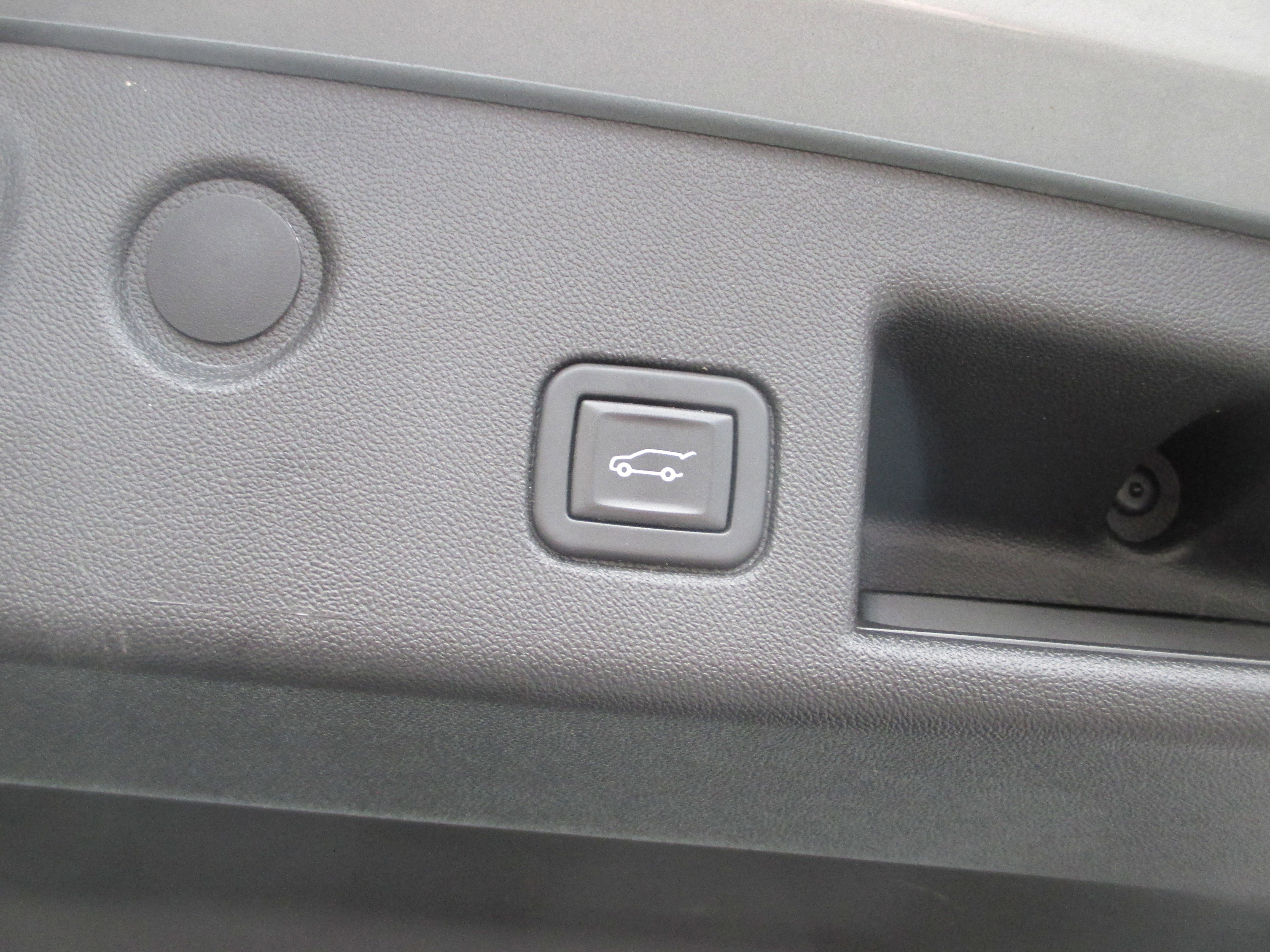 Used 2023 Chevrolet Equinox RS w/ LPO, Floor Liner Package image 11