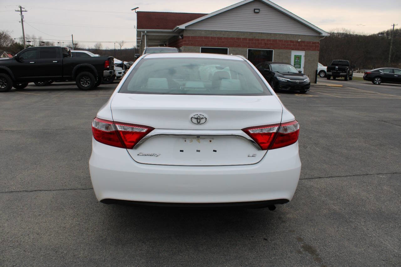 Used 2016 Toyota Camry LE image 4