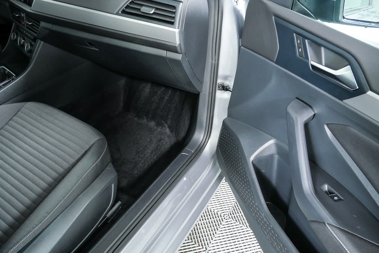 Certified 2024 Volkswagen Jetta S FWD image 25