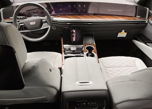 New 2026 Cadillac Escalade Platinum Luxury w/ LPO, Radiant Package AWD/4WD image 9