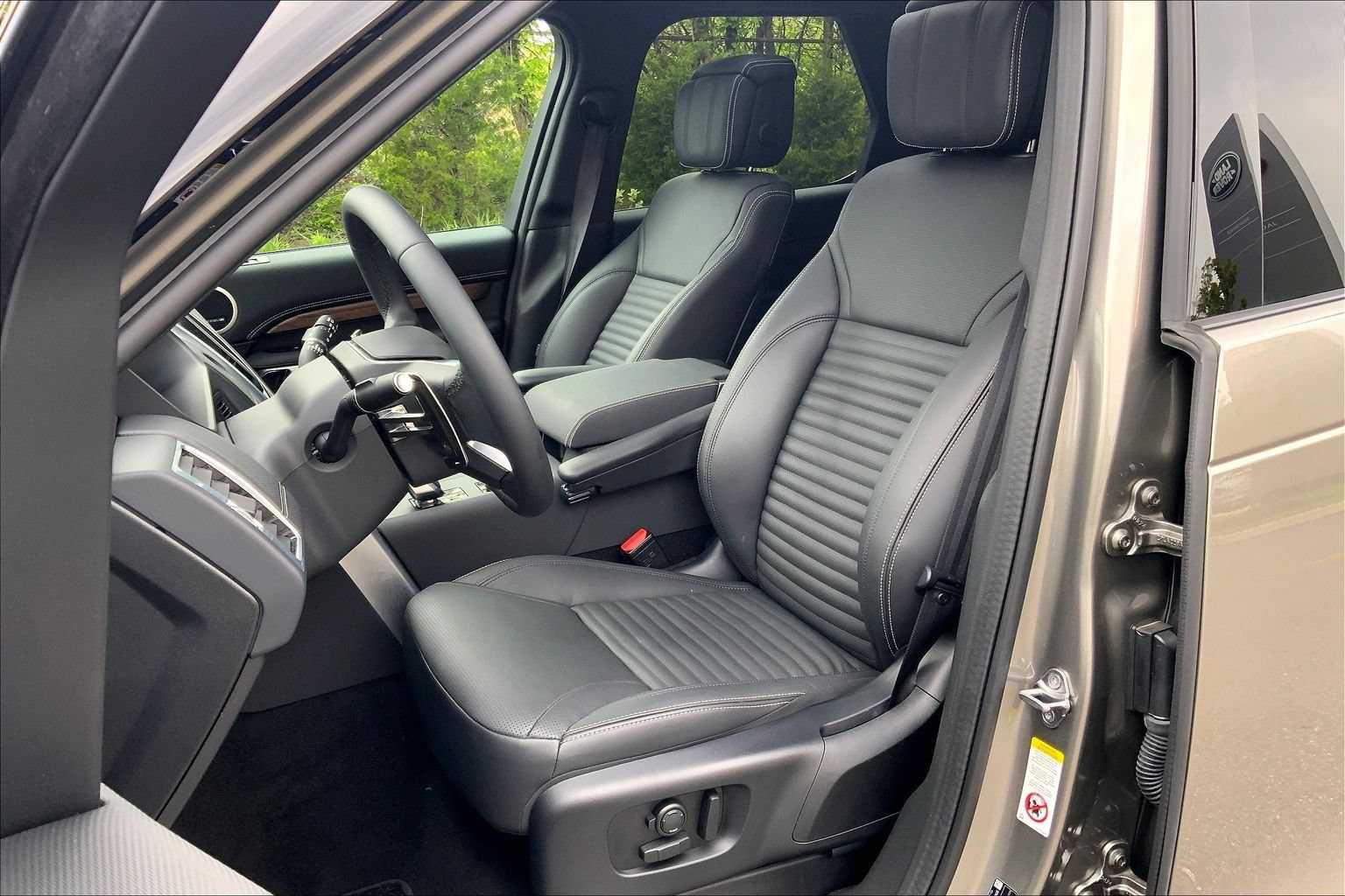 Certified 2025 Land Rover Discovery Dynamic SE AWD/4WD image 7