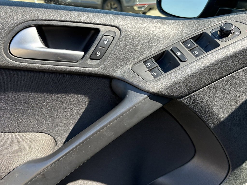 Used 2017 Volkswagen Tiguan Limited w/ Premium Package image 11