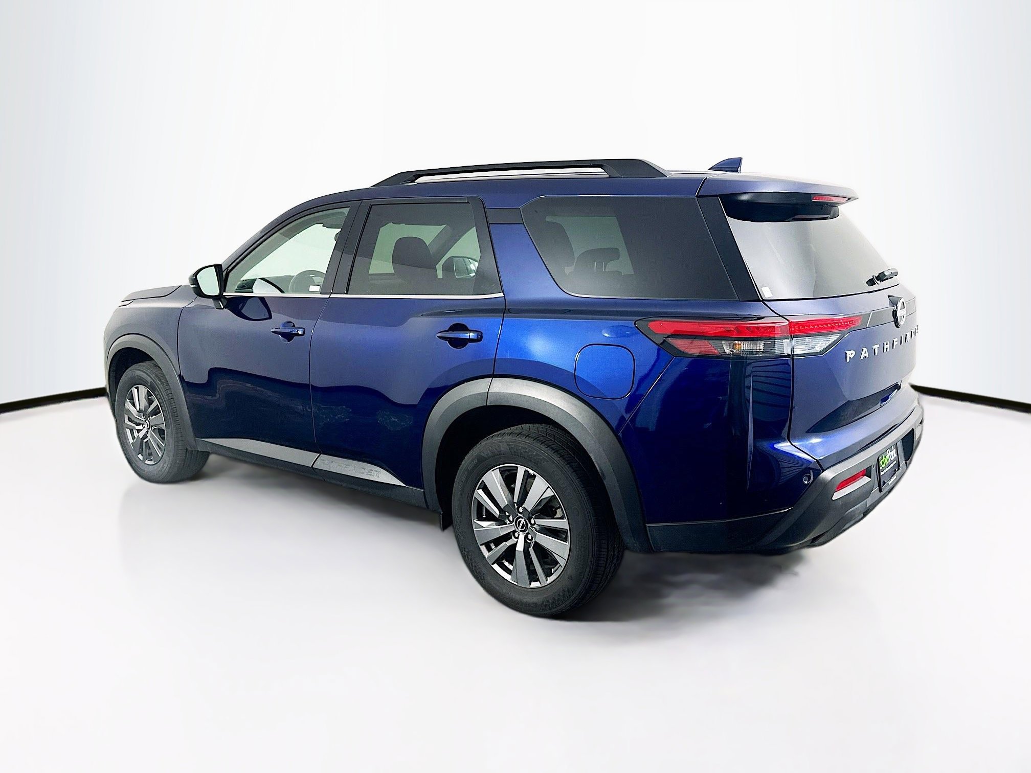 Used 2025 Nissan Pathfinder SV FWD image 5