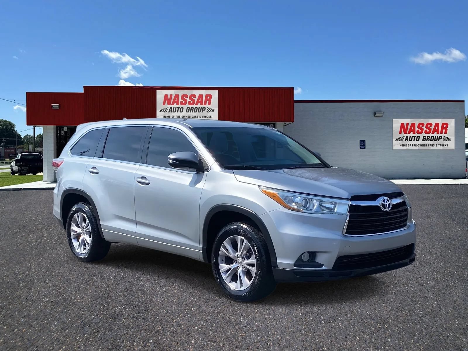Used 2015 Toyota Highlander Plus FWD image 3