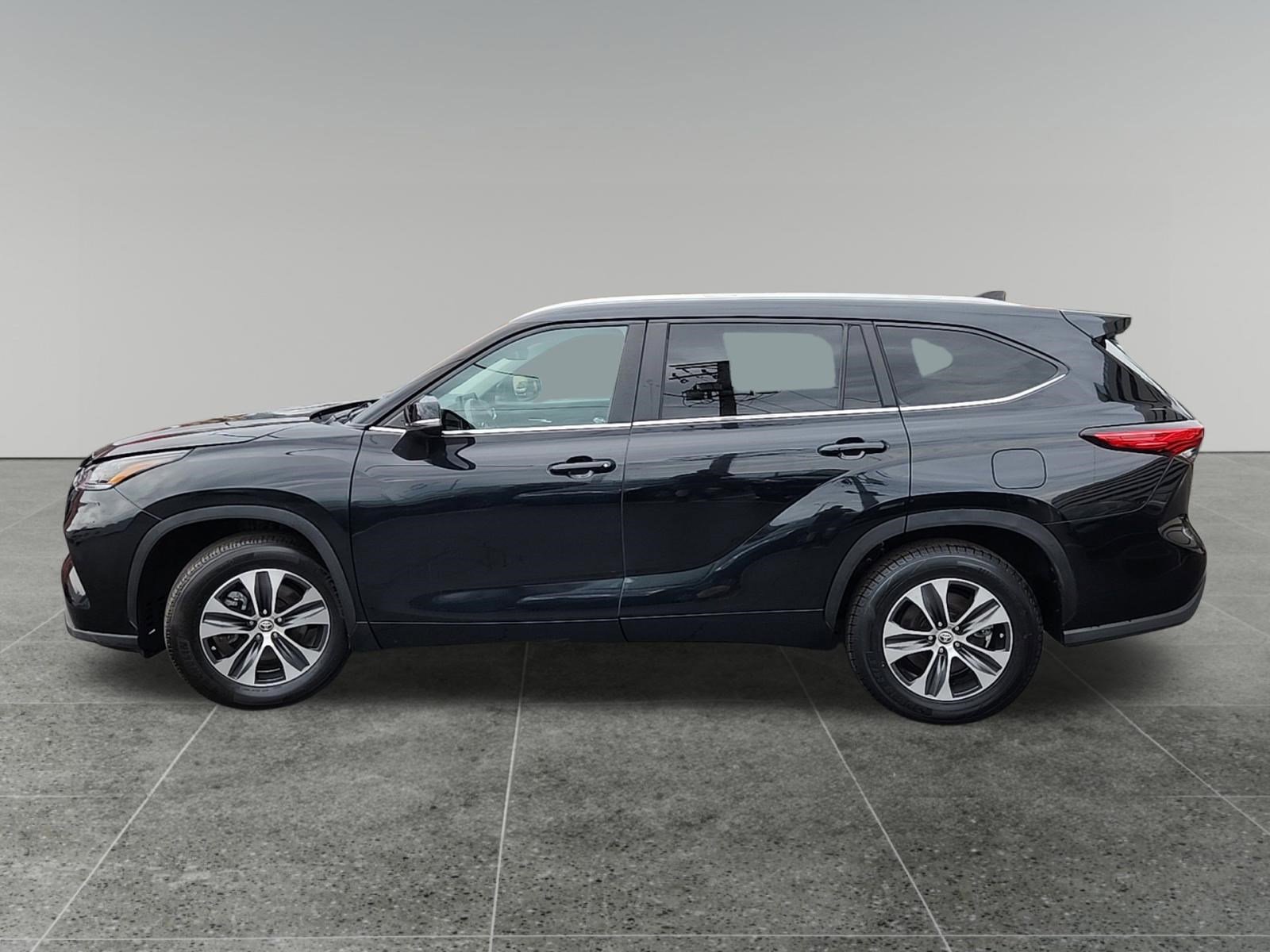 Used 2023 Toyota Highlander XLE FWD image 4