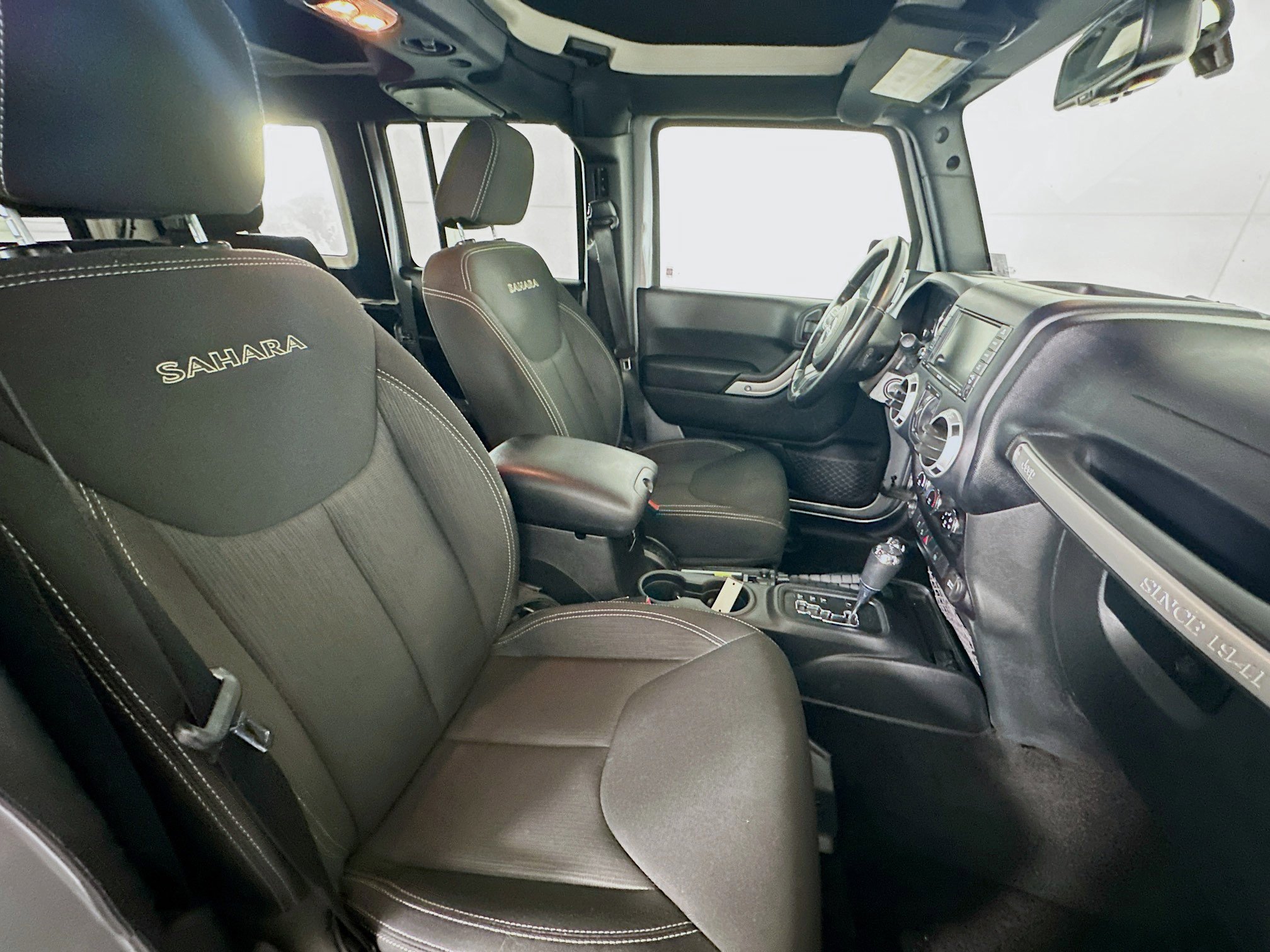 Used 2016 Jeep Wrangler Unlimited Sahara w/ Connectivity Group image 26