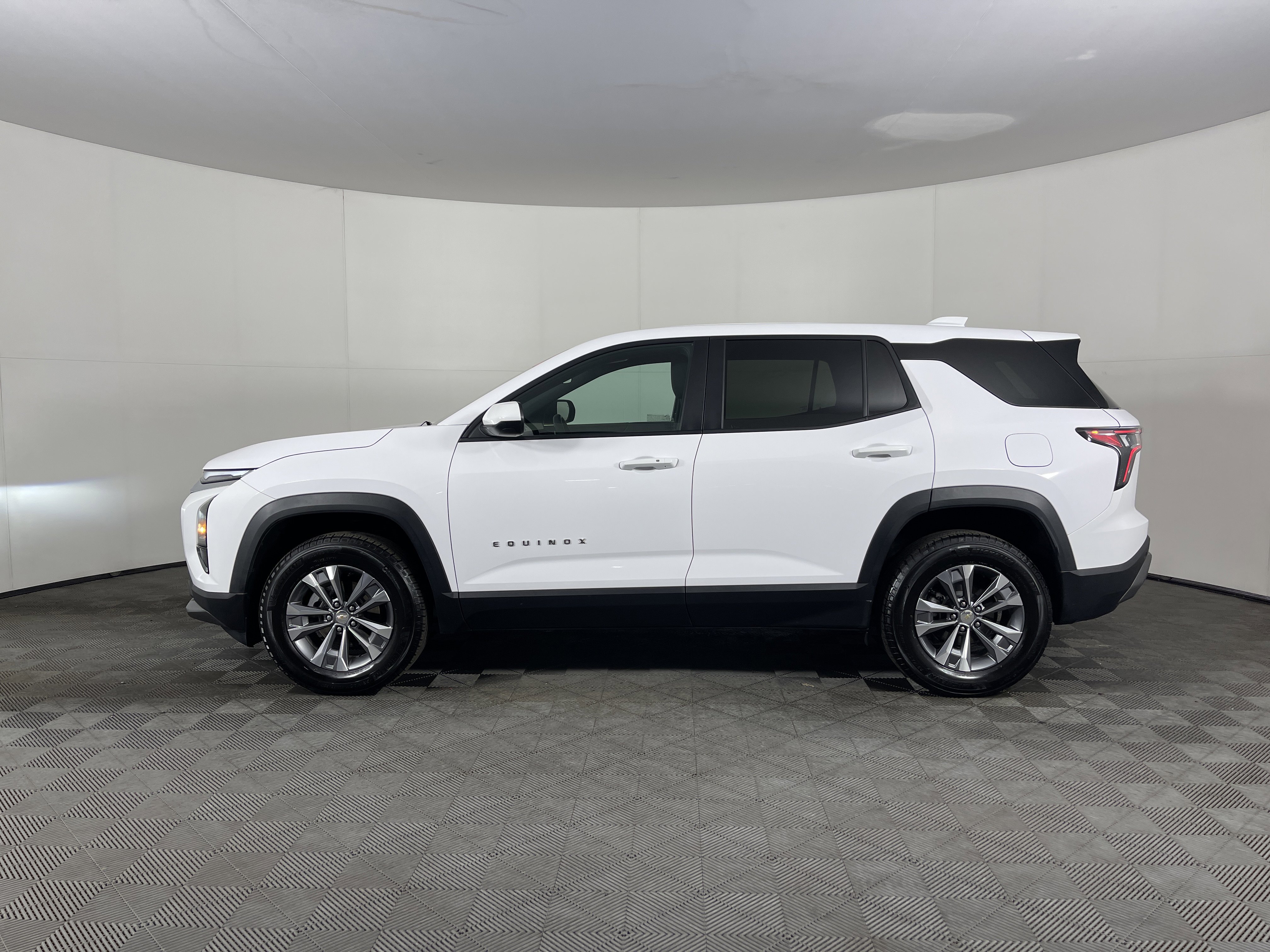 Used 2025 Chevrolet Equinox LT image 3