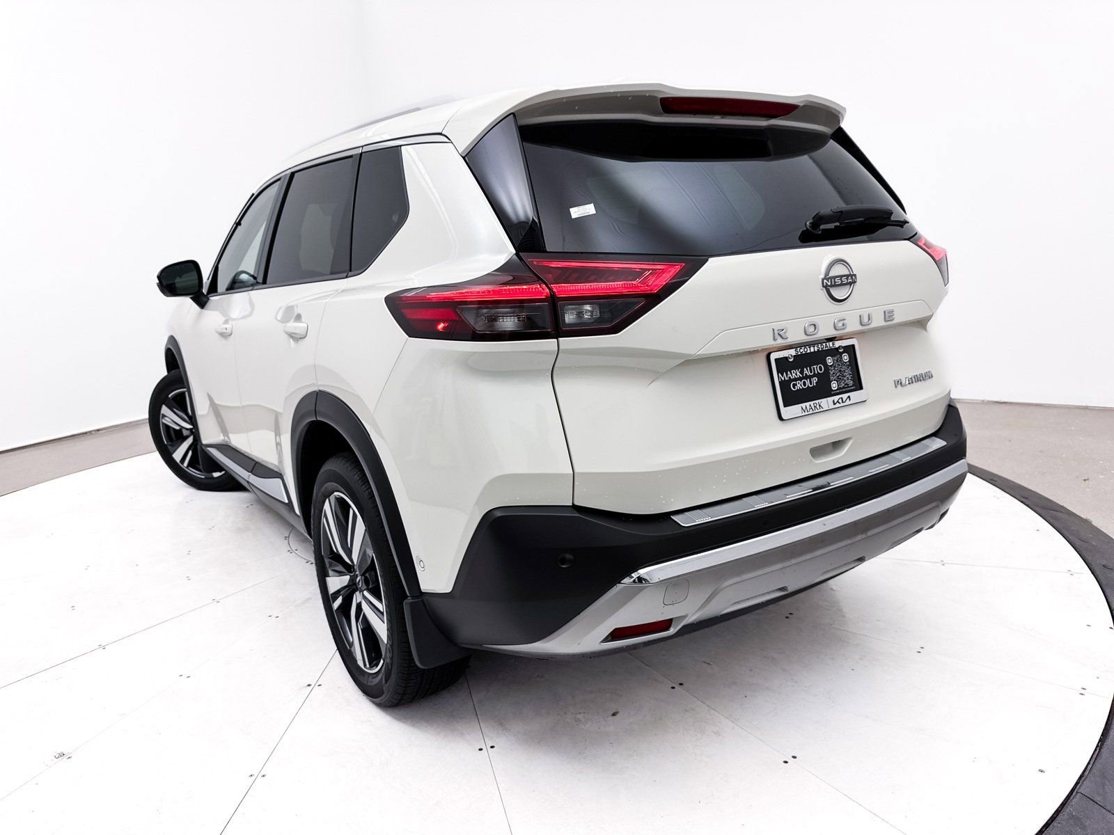 Used 2023 Nissan Rogue Platinum image 8