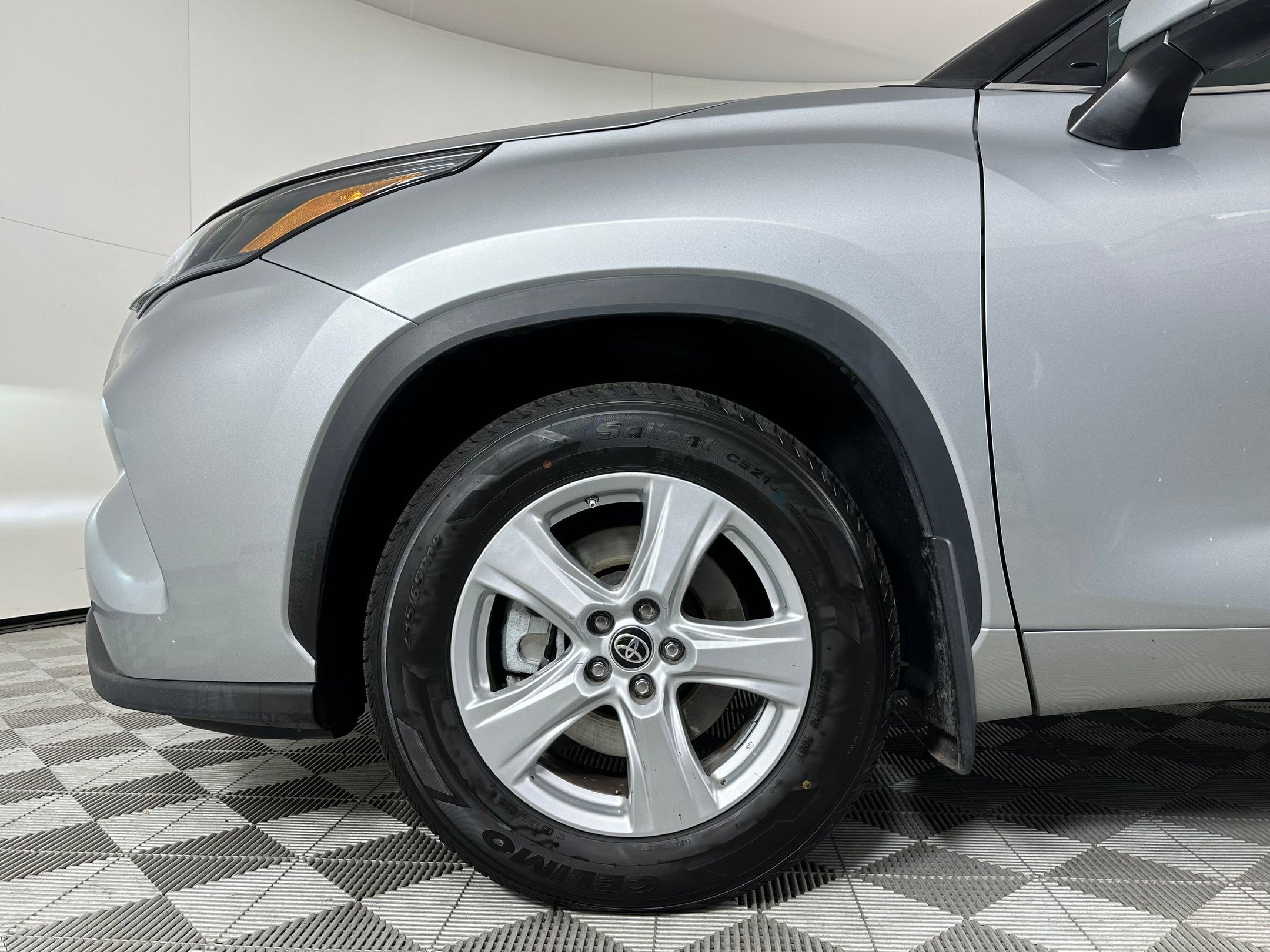 Used 2024 Toyota Highlander LE image 11