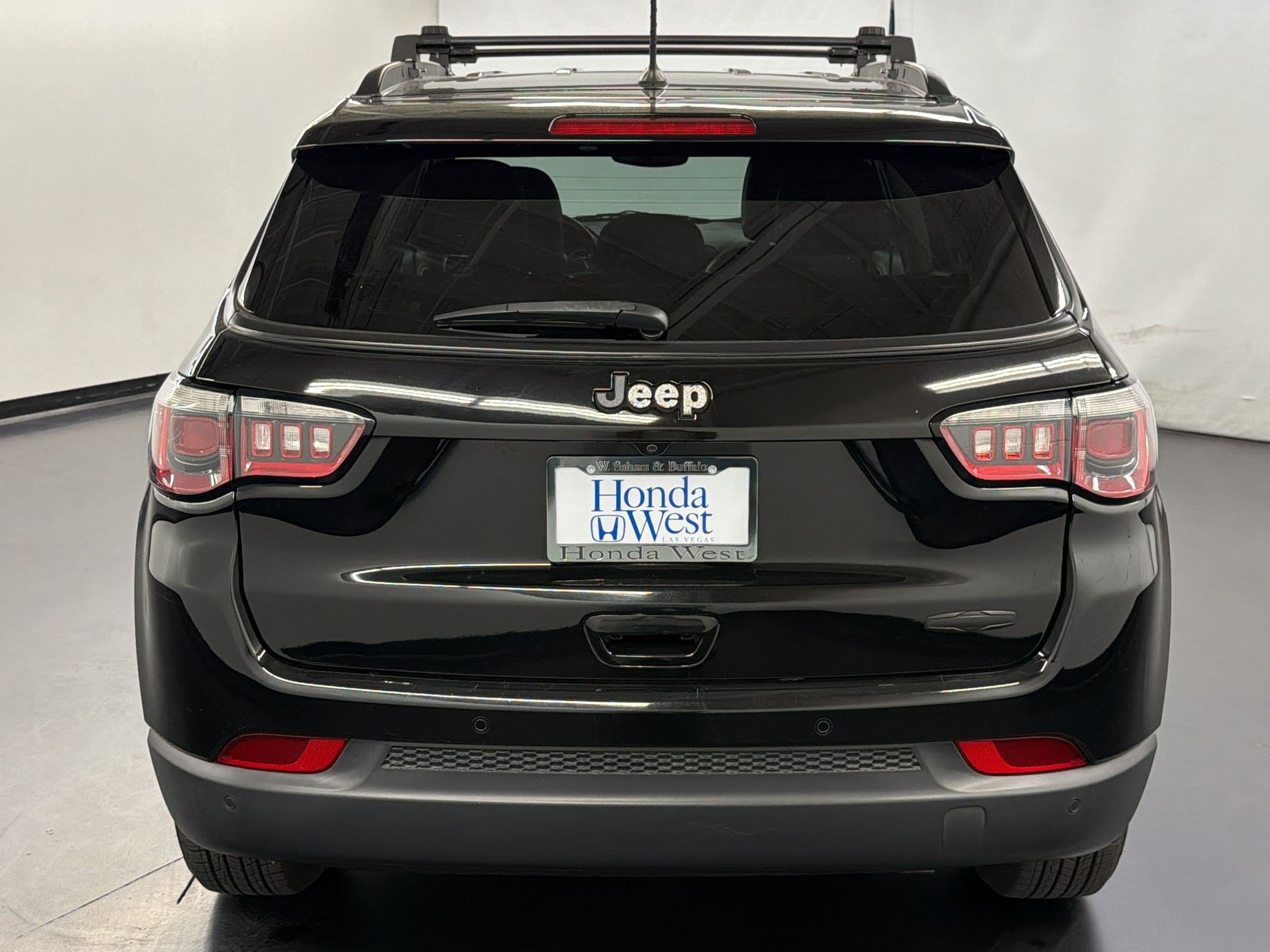 Used 2017 Jeep Compass Latitude w/ Safe & Security Group FWD image 10