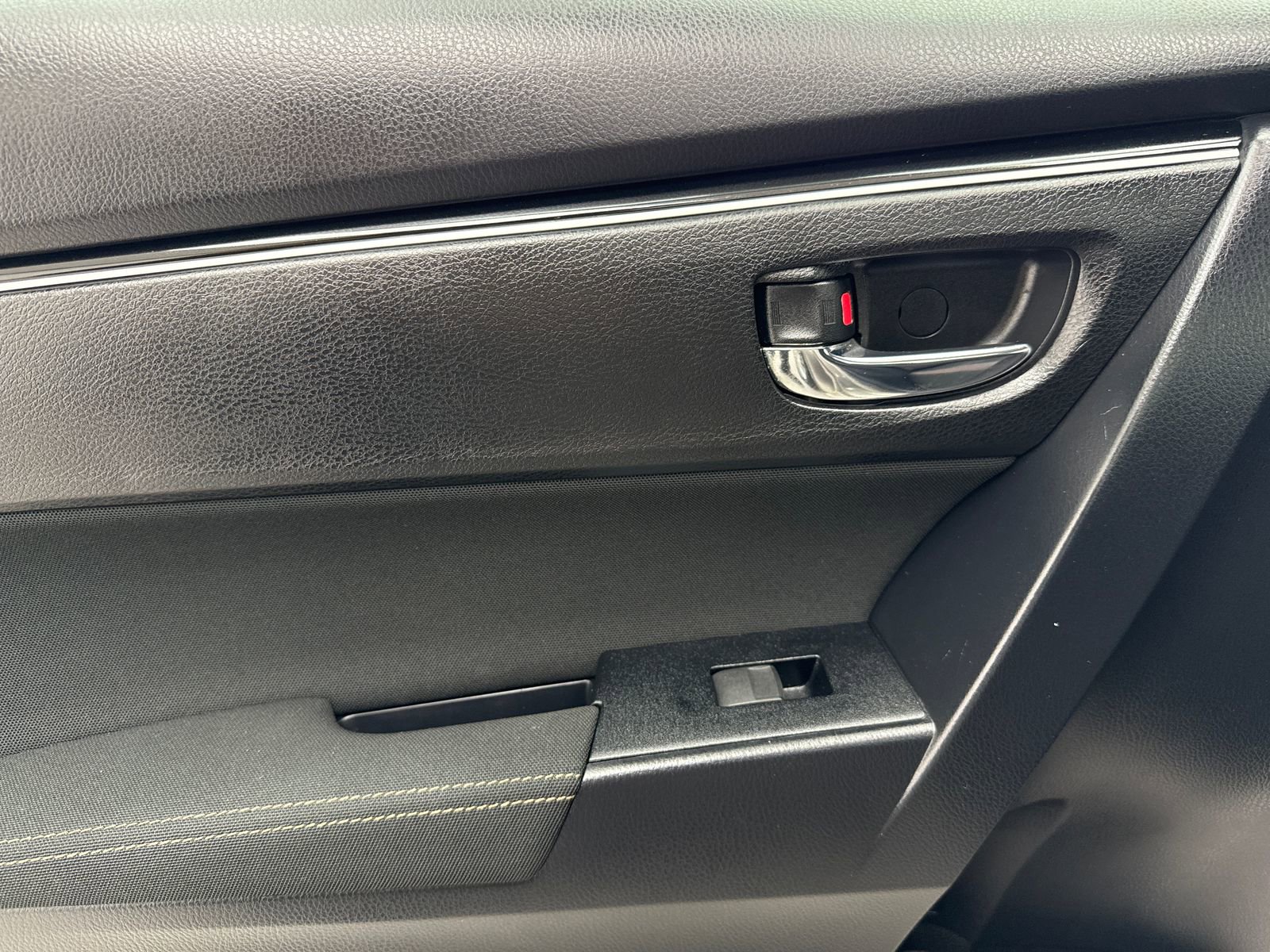 Used 2019 Toyota Corolla LE w/ Carpet Mat Package (TMS) FWD image 37