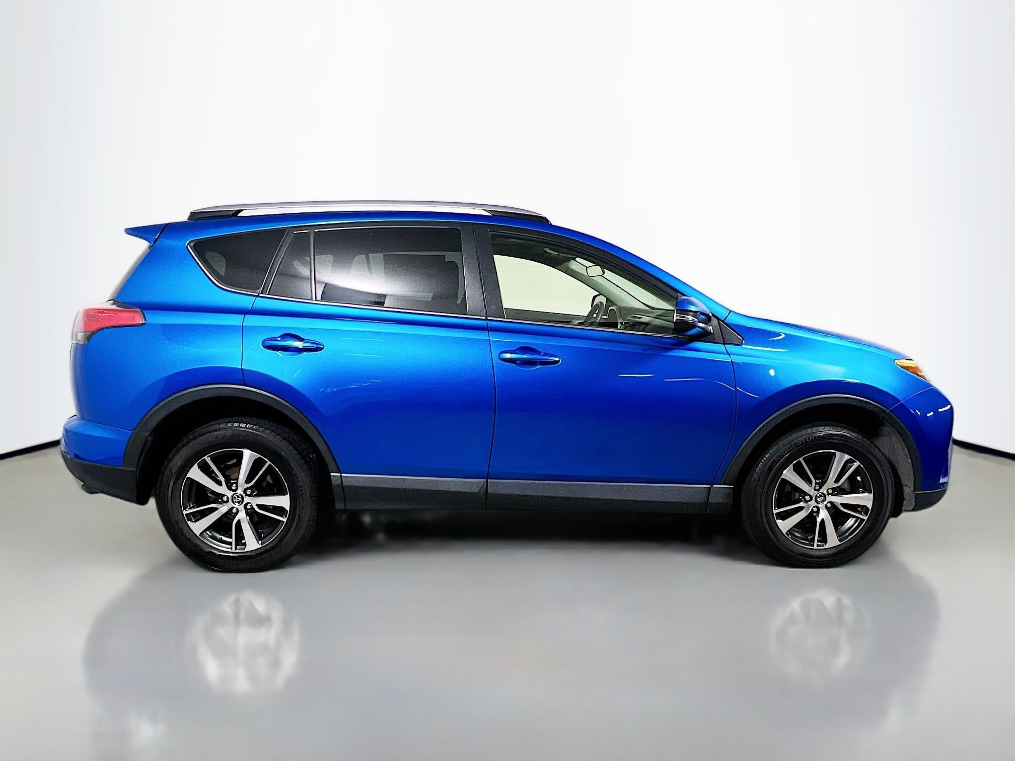 Used 2018 Toyota RAV4 XLE FWD image 3