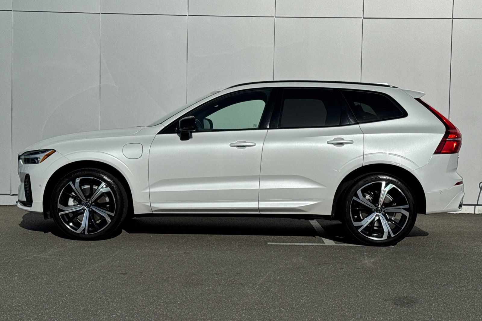 Used 2024 Volvo XC60 T8 Ultimate w/ Protection Package Premier AWD/4WD image 2