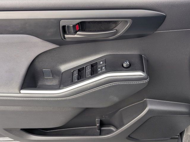 Used 2025 Toyota Highlander LE image 19