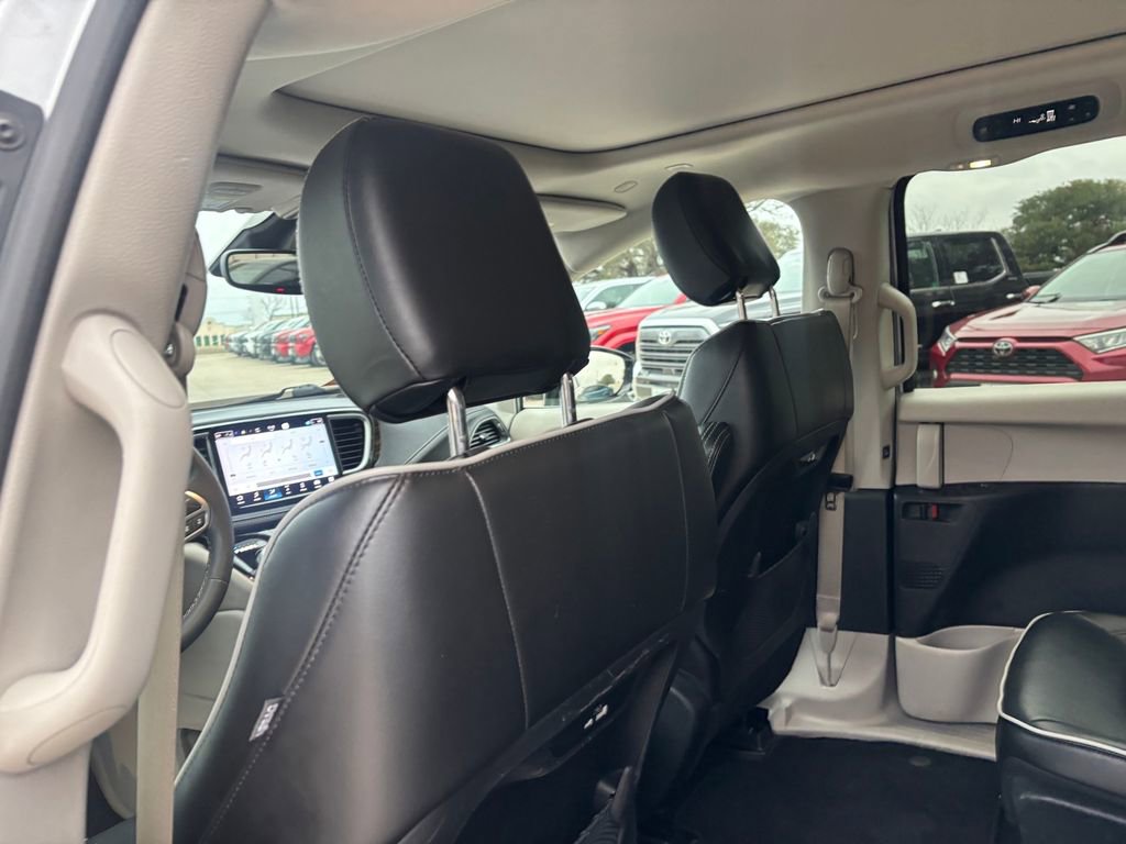 Used 2023 Chrysler Pacifica Limited image 23