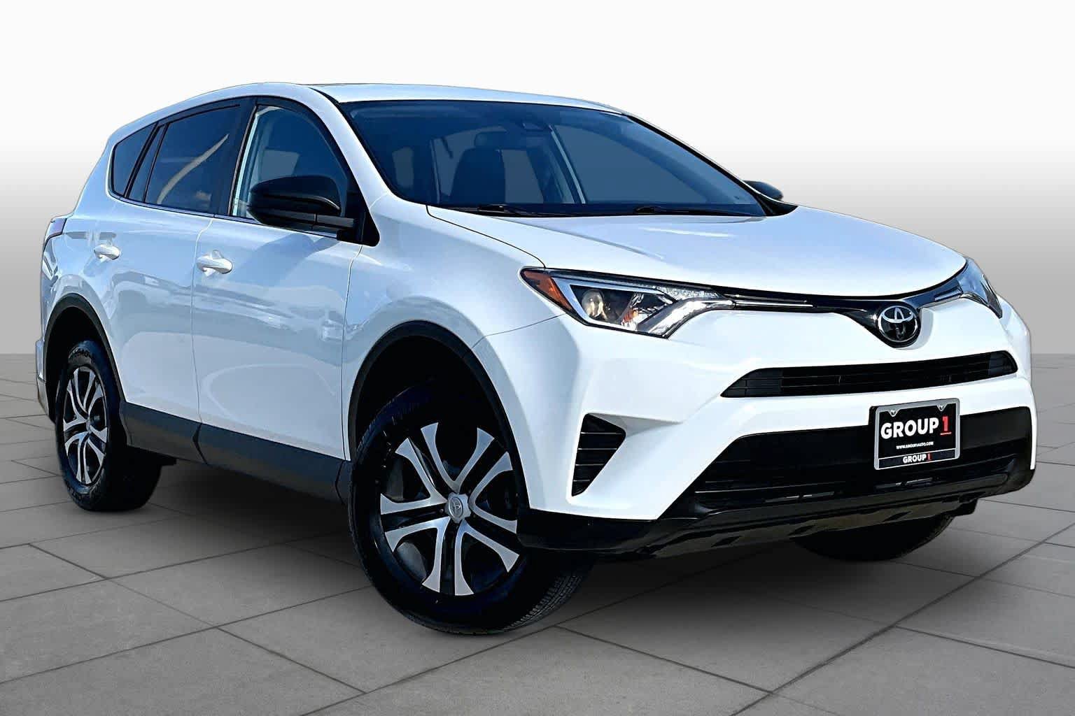 Used 2018 Toyota RAV4 LE FWD image 3