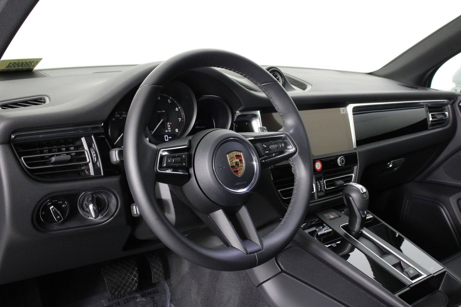 Certified 2026 Porsche Macan AWD/4WD image 4