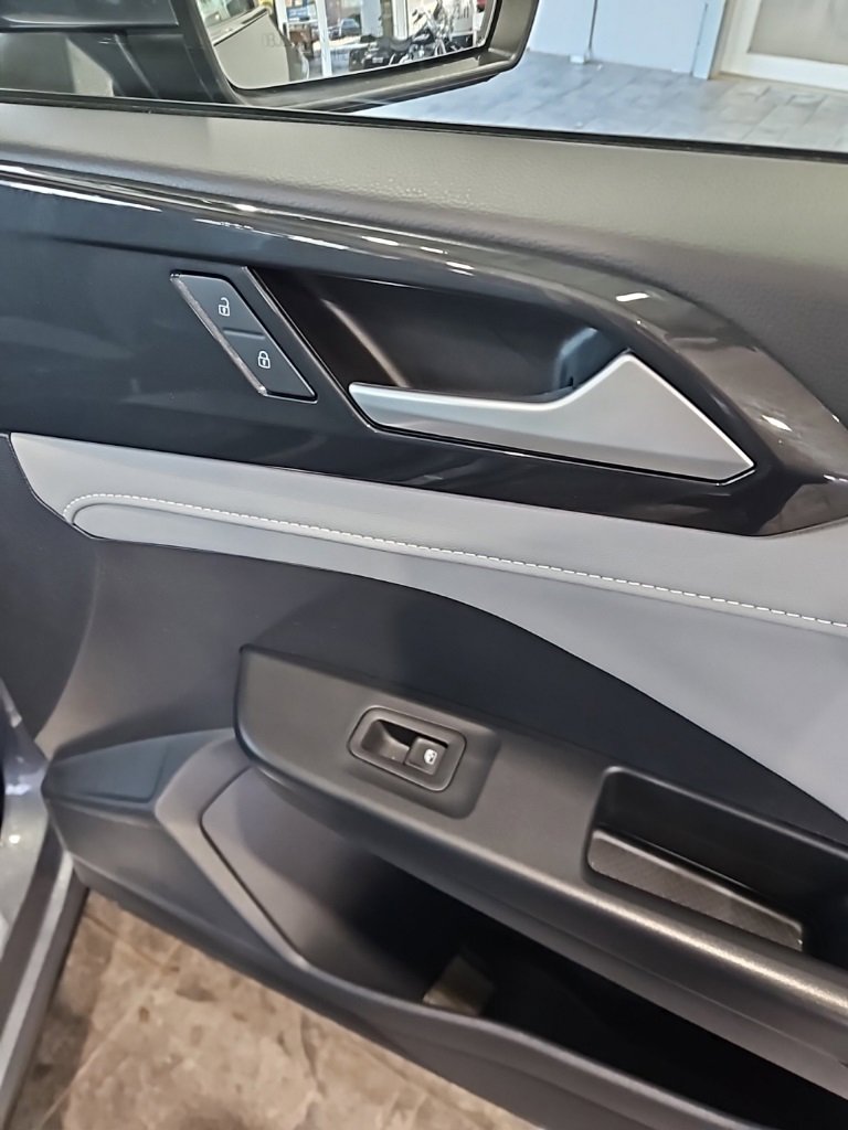 Used 2022 Volkswagen Taos SEL image 12