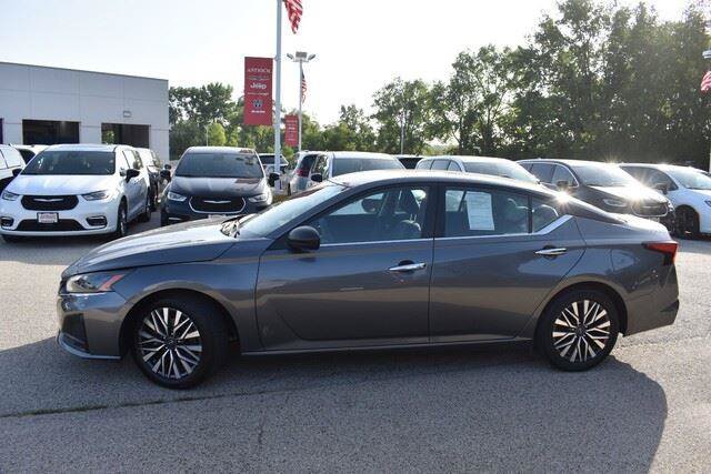 Used 2024 Nissan Altima 2.5 SV FWD image 3