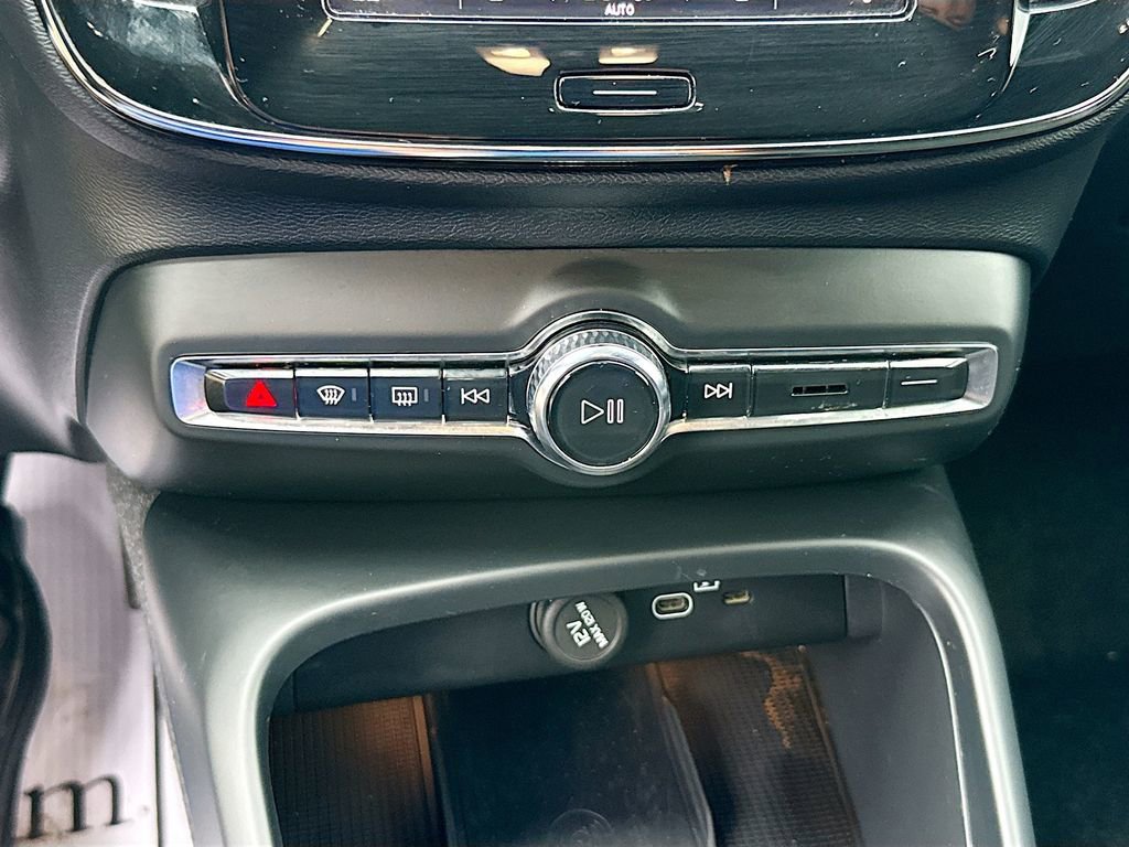 Used 2023 Volvo XC40 Recharge Plus image 17