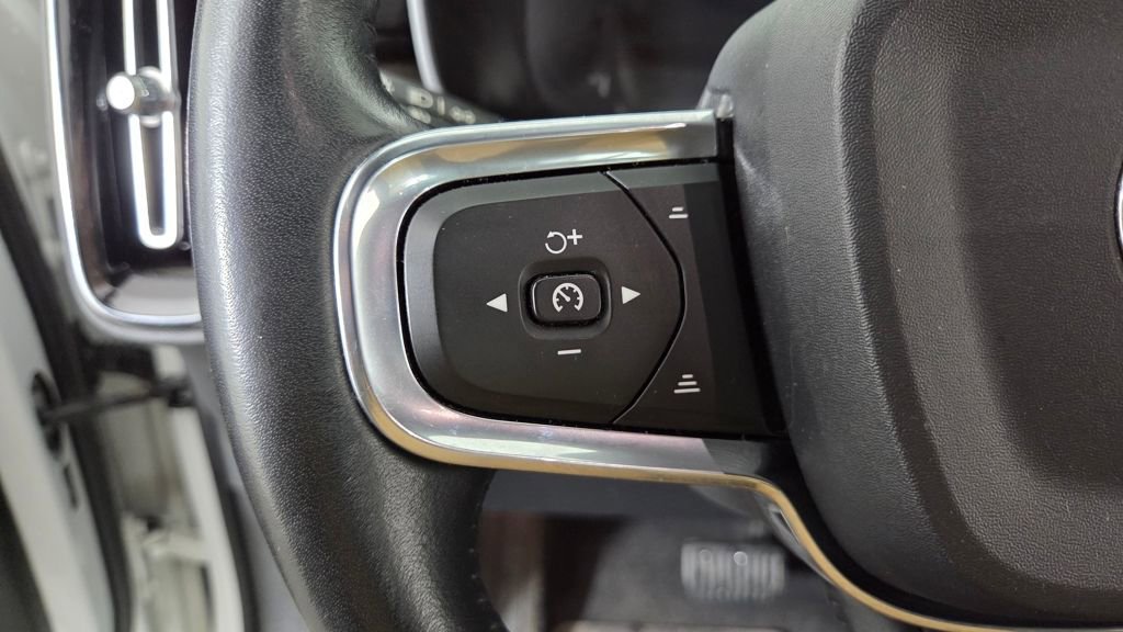 Used 2019 Volvo XC40 T5 Inscription image 17