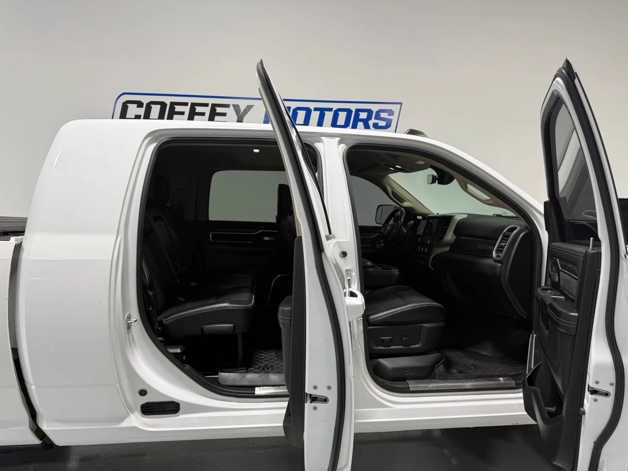 Used 2020 RAM 2500 Laramie w/ Body Color Bumper Group AWD/4WD image 11