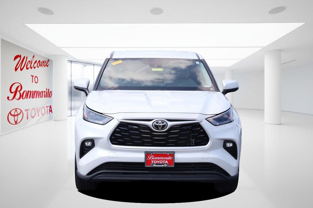 Used 2022 Toyota Highlander LE AWD/4WD image 4