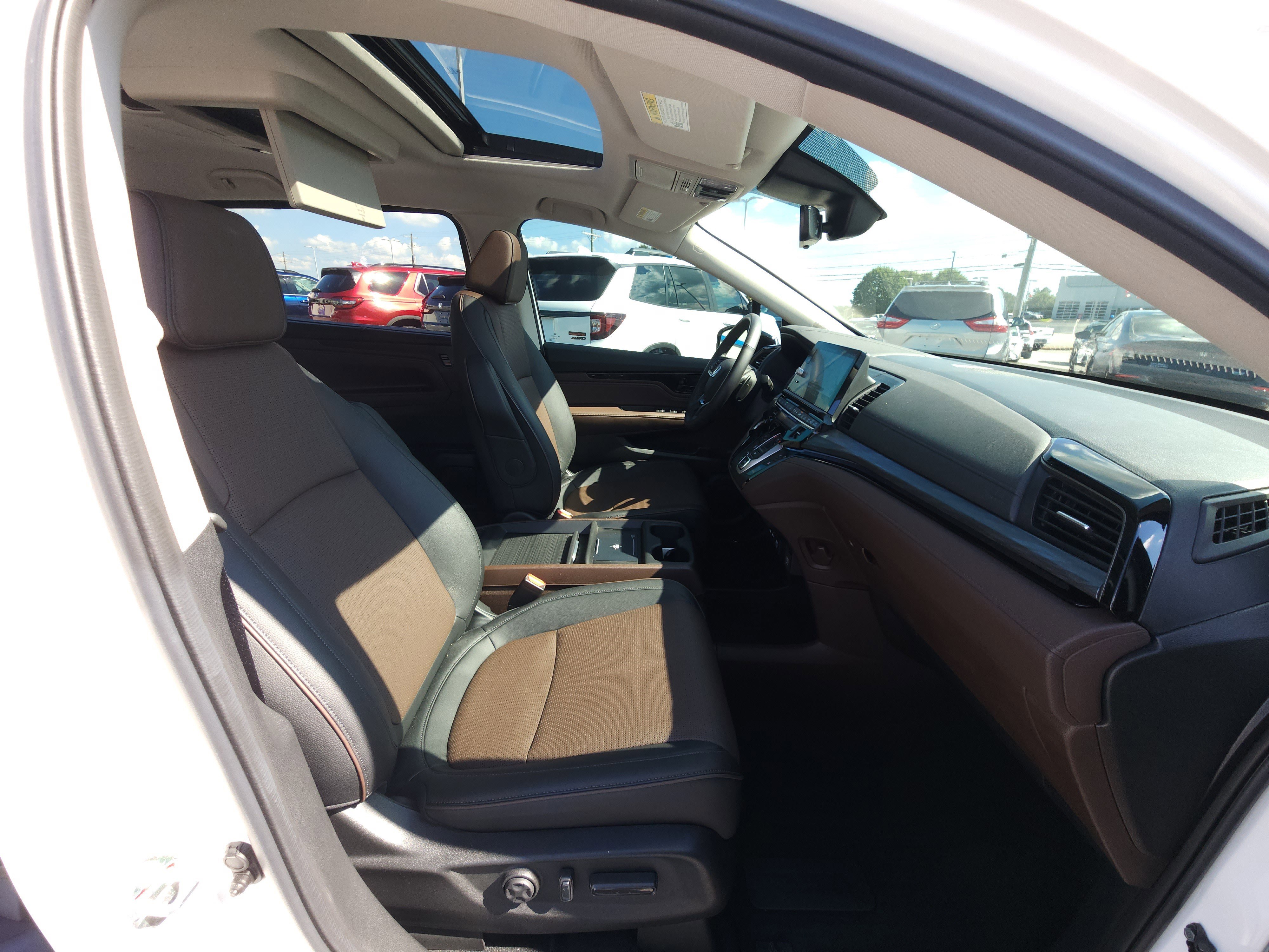 Used 2025 Honda Odyssey Elite image 13