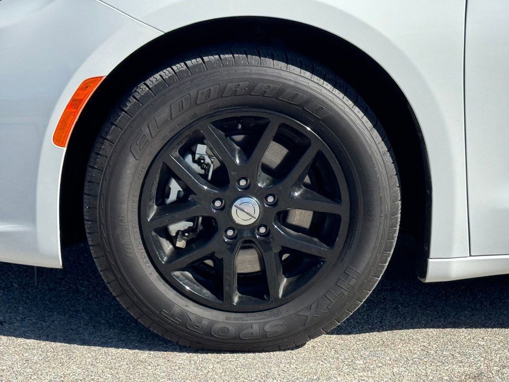 Used 2023 Chrysler Pacifica Touring-L image 38
