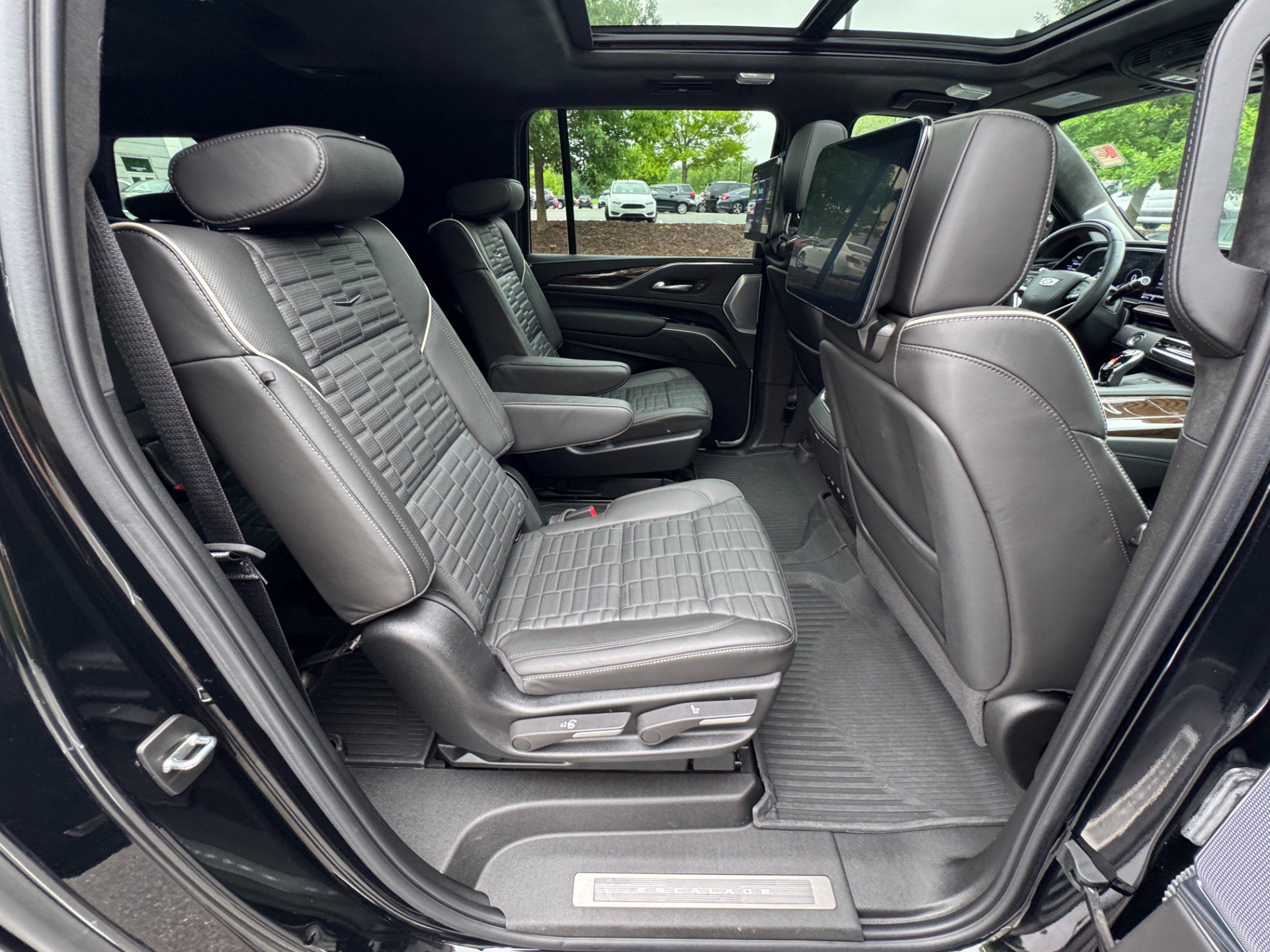 Used 2024 Cadillac Escalade ESV Sport Platinum w/ LPO, ONYX Package image 61