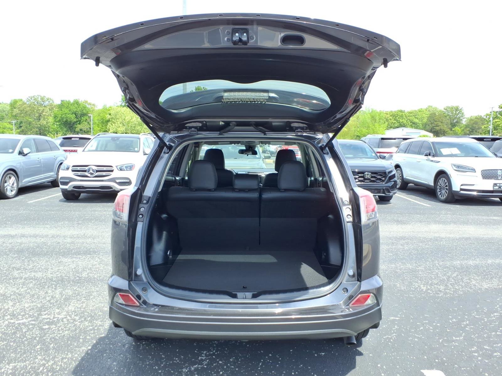 Used 2018 Toyota RAV4 LE FWD image 6