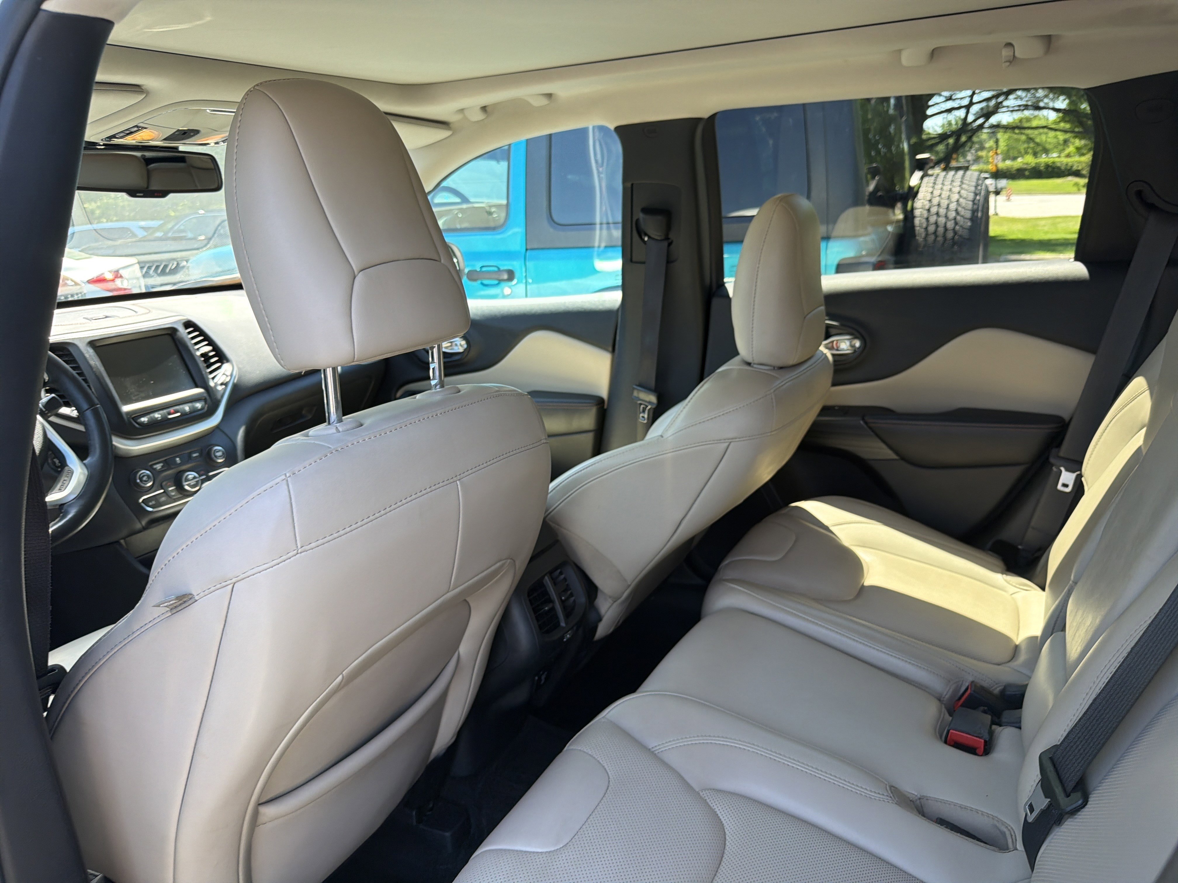 Used 2016 Jeep Cherokee Limited w/ Luxury Group AWD/4WD image 14