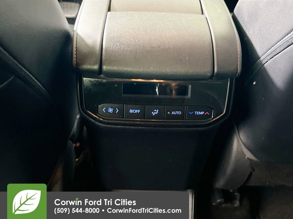 Used 2020 Toyota Highlander XLE AWD/4WD image 31