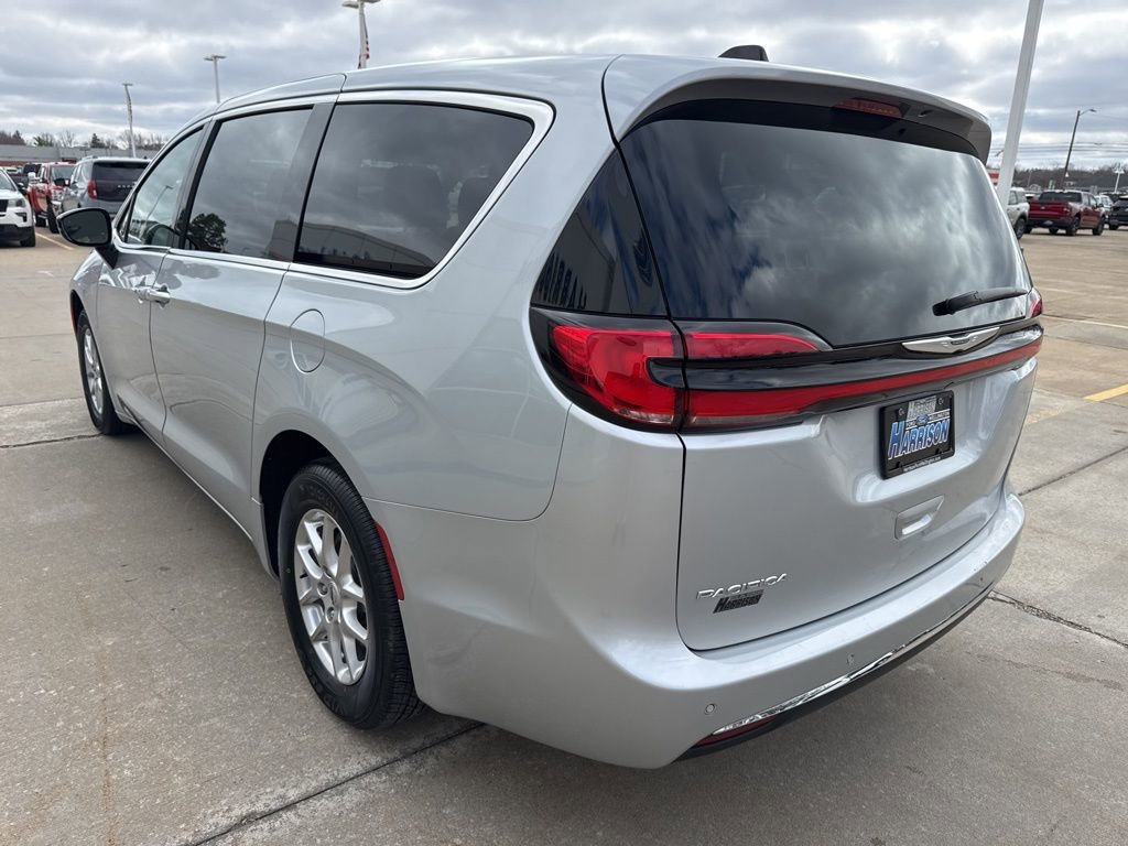 Used 2024 Chrysler Pacifica Touring-L image 6