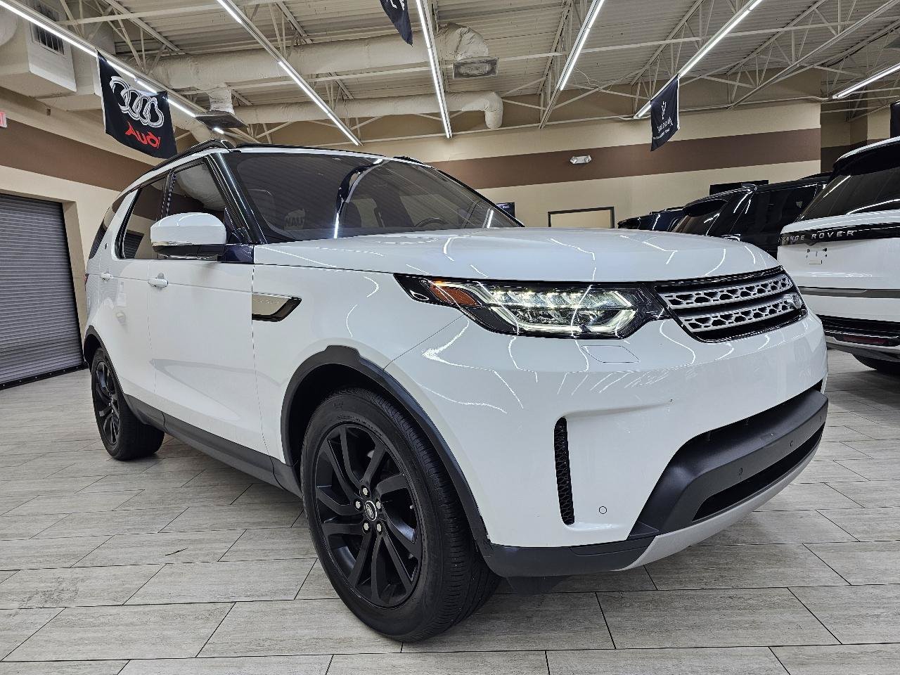 Used 2018 Land Rover Discovery HSE AWD/4WD image 4