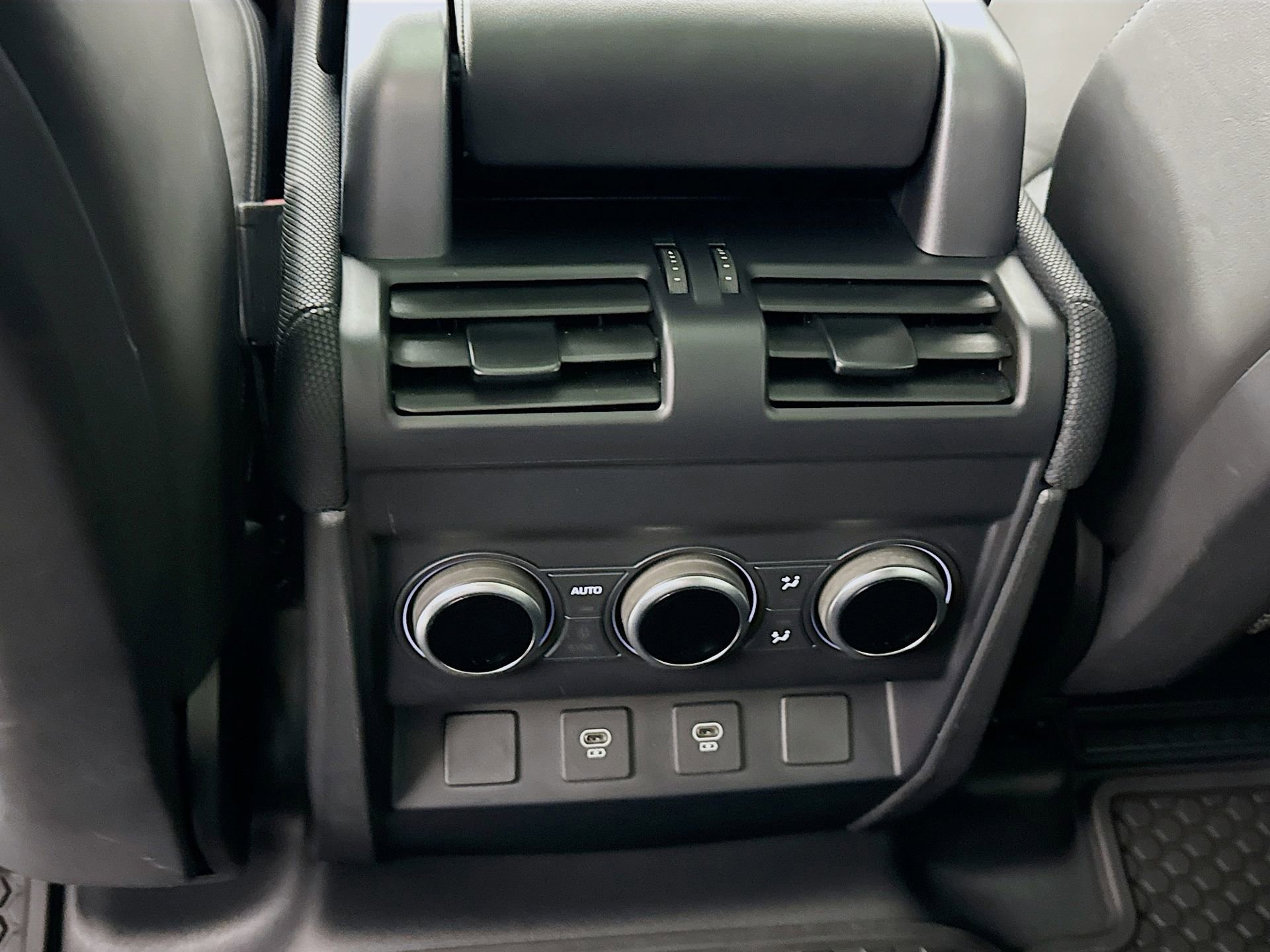 Used 2024 Land Rover Defender 110 Carpathian Edition image 27