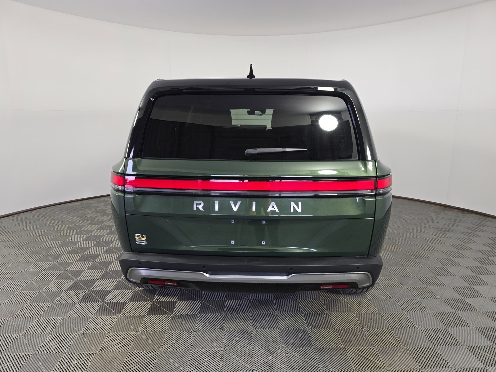 Used 2024 Rivian R1S Adventure AWD/4WD image 4