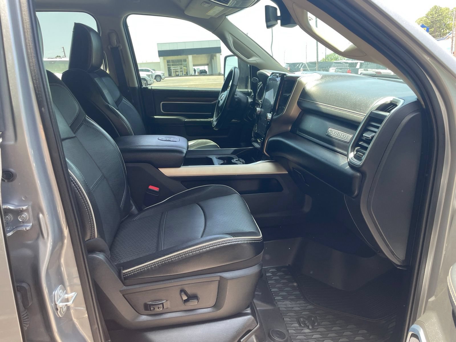 Used 2024 RAM 3500 Laramie AWD/4WD image 39