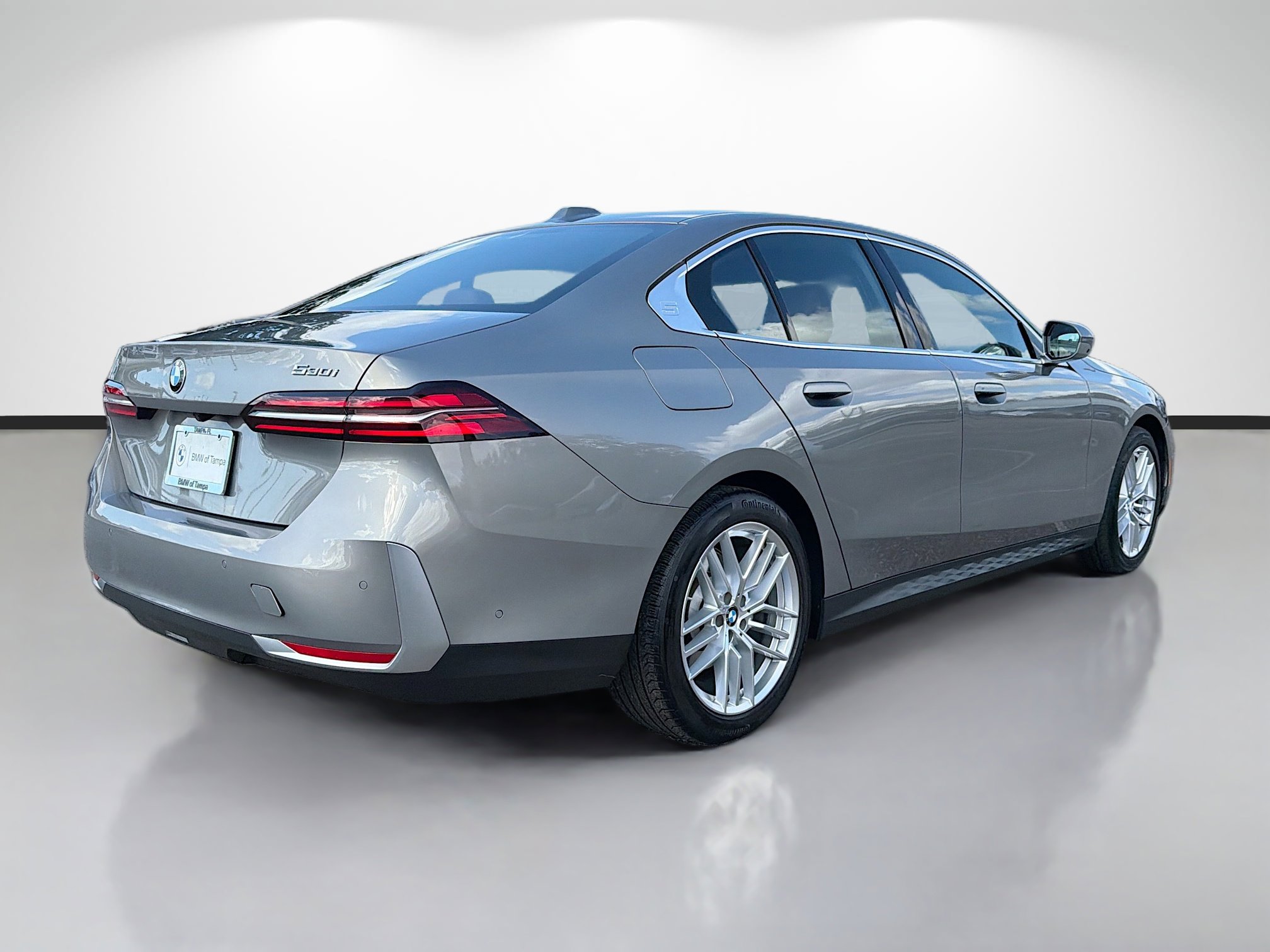 Used 2025 BMW 530i w/ Premium Package image 3