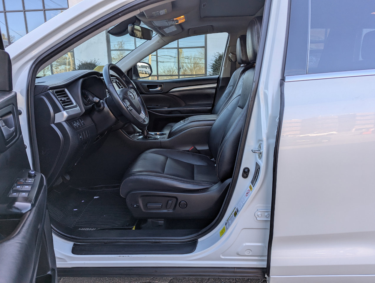 Used 2018 Toyota Highlander XLE image 12