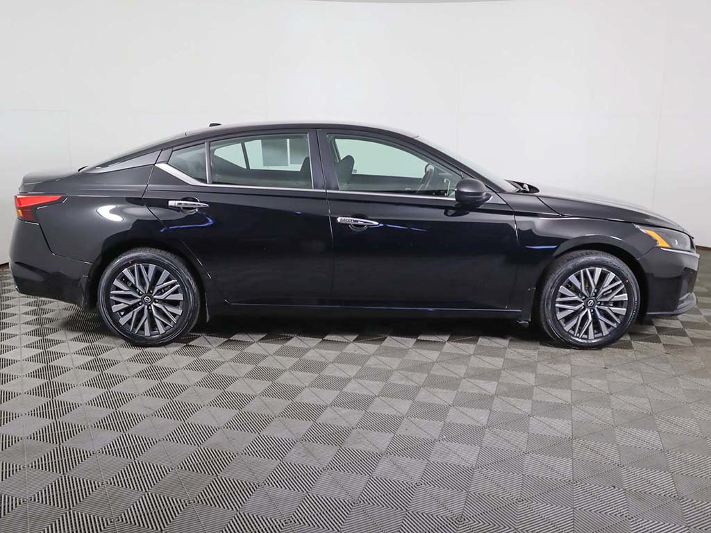 Used 2024 Nissan Altima 2.5 SV AWD/4WD image 15