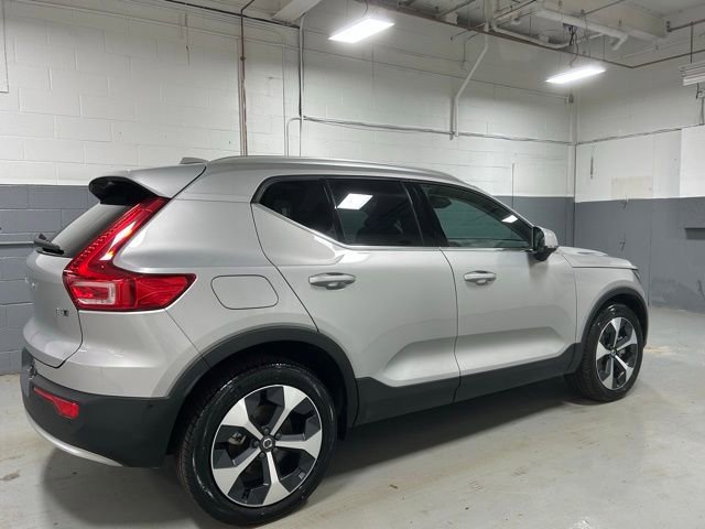 Used 2025 Volvo XC40 B5 Plus image 3