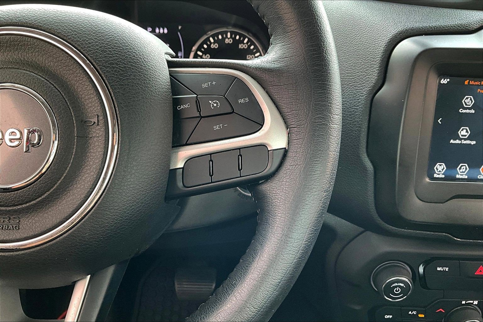 Used 2019 Jeep Renegade Latitude w/ Cold Weather Group AWD/4WD image 12