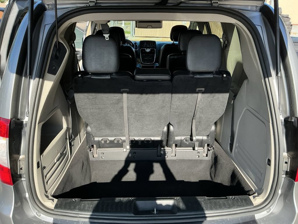 Used 2016 Chrysler Town & Country Touring FWD image 22