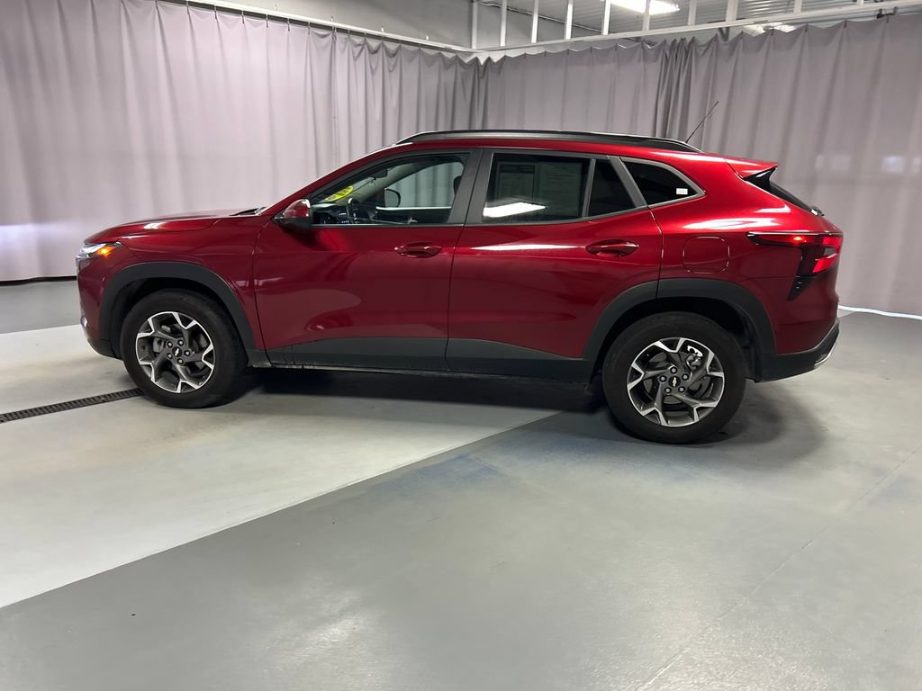 Used 2025 Chevrolet Trax LT w/ LT Convenience Package FWD image 4