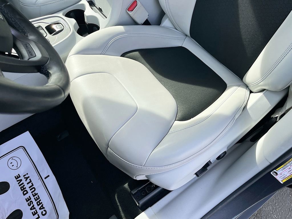 Certified 2020 Jeep Cherokee Latitude Plus w/ Comfort/Convenience Group FWD image 18