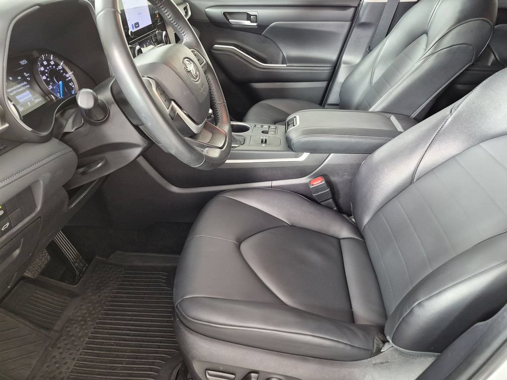 Used 2025 Toyota Highlander XLE AWD/4WD image 20