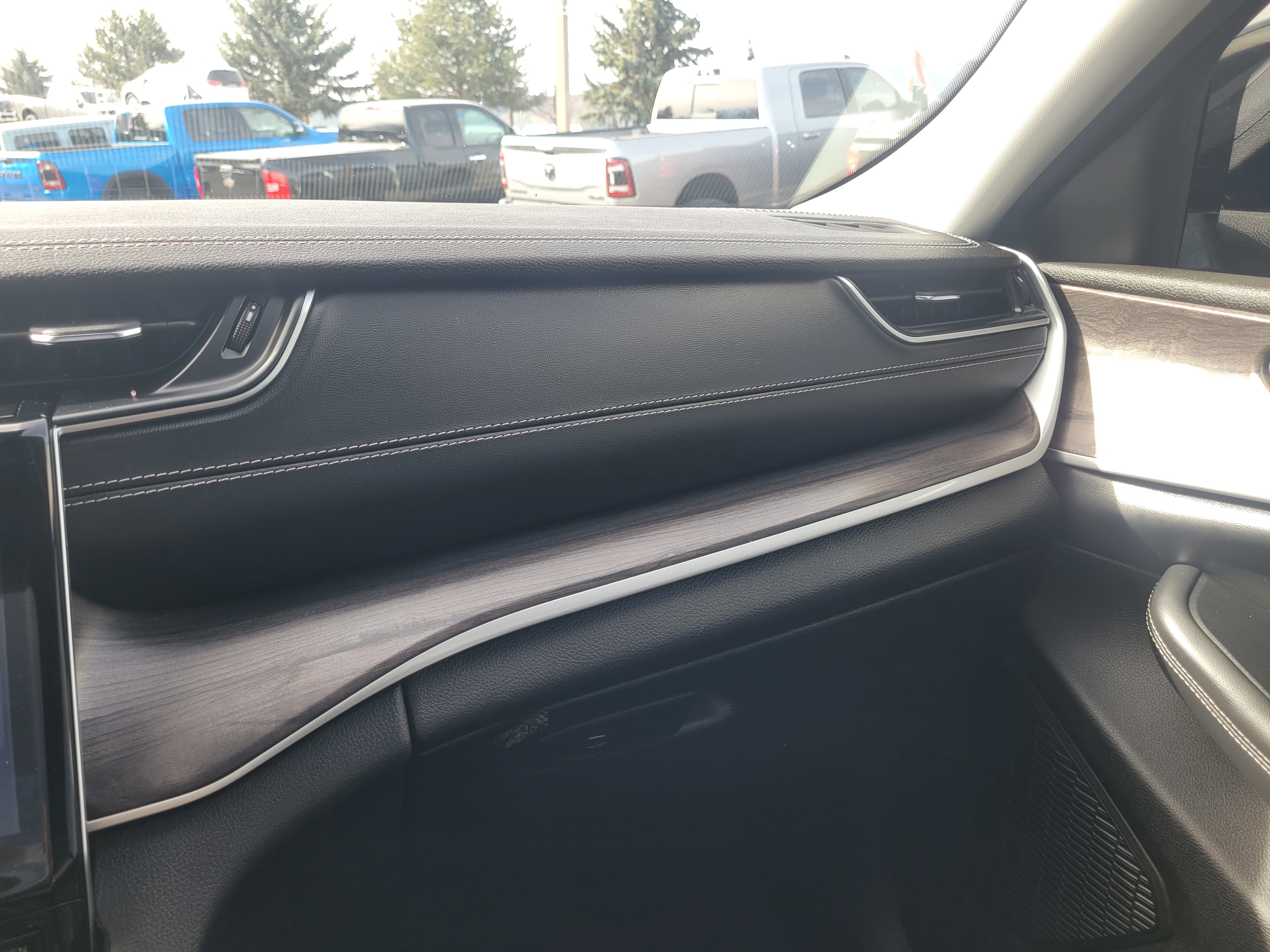 Used 2024 Jeep Grand Cherokee L Limited image 28